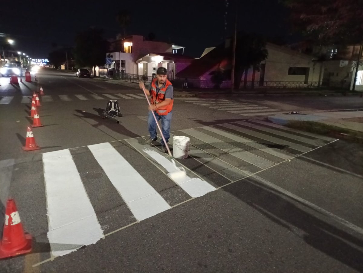 🌙 Mientras tú descansas, nuestras cuadrillas nocturnas trazan el camino para que mañana circules con más seguridad.
Seguimos pintando y rehabilitando el señalamiento vial en las principales calles de Hermosillo. 🚗✨