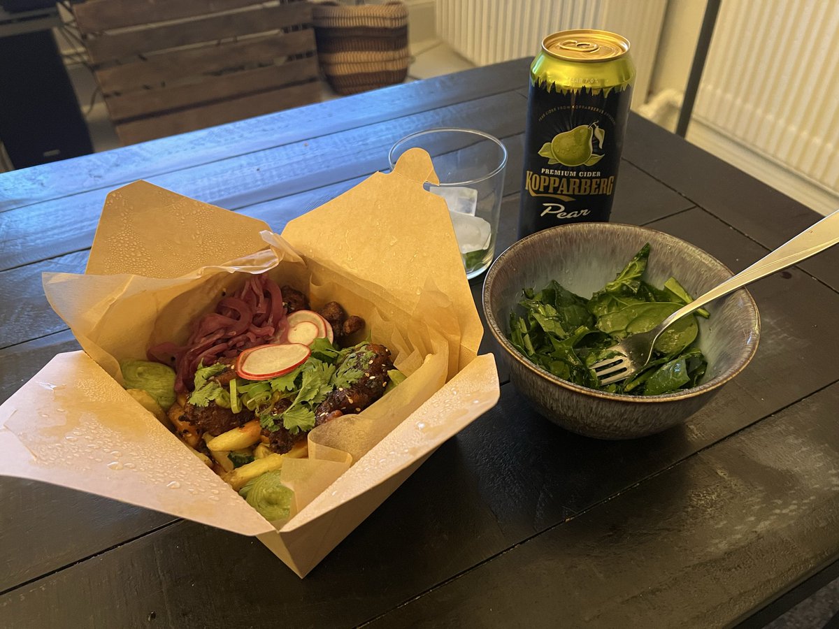 emanoholdric's tweet image. Swedish chicken karaage, avocado crush, korean boomerang, spring onion, pickled red kale n´ red onion, koriander and radishes, anyone? @RC_Whitehouse #takeouts