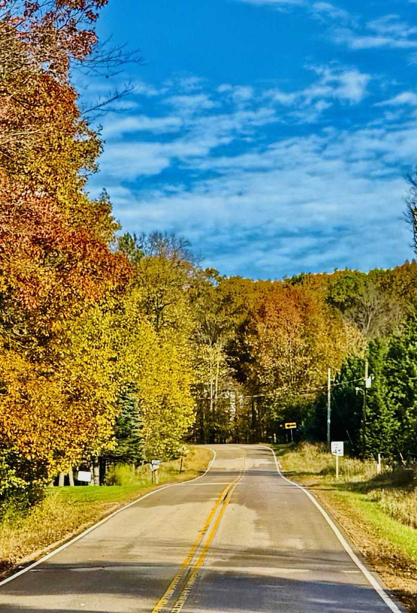 rob_lehman's tweet photo. @TeriBarrMedia  Hi Teri I got you pictures of the fall colors along CTH M Rustic Road 47 between Tigerton and Wittenberg in western Shawano County https://t.co/b4N9trAYbT
