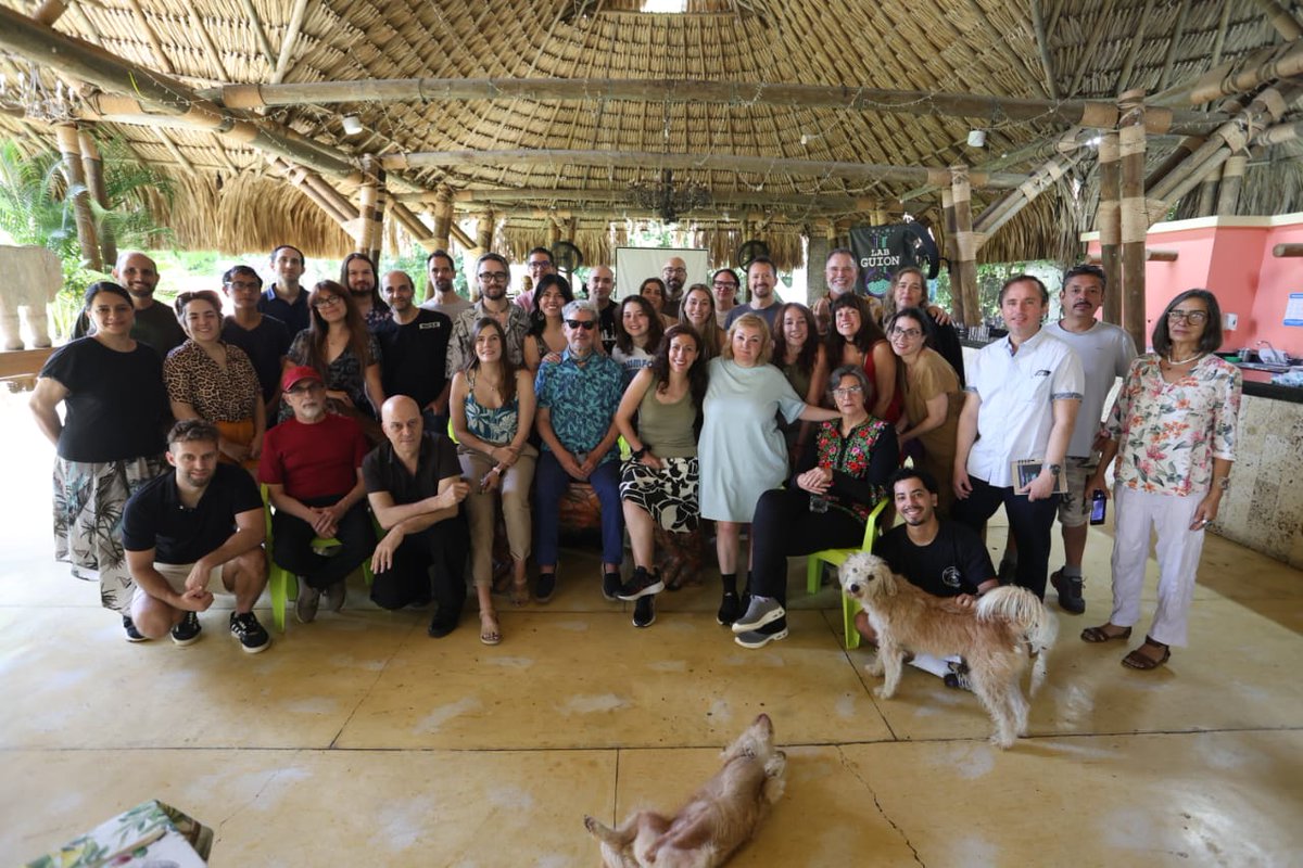 🎬 DÍA 3 #LabGuion2025: Sesiones de asesoría, charlas magistrales, debates sobre estructura narrativa, y la compañía incondicional de Maga y Vainilla 🐾✨
Guionistas de Latinoamérica transformando sus proyectos en Santa Fe de Antioquia 📝
#Screenwriting #CineLatino