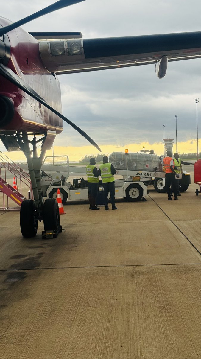 kamati254's tweet photo. Casket is on the move in #Kisumu this evening 
#baba #railaodinga #jambojet https://t.co/cZpGXIorlo