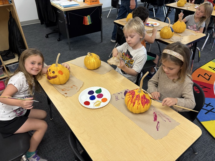 Mrs. Tobin's Kindergarten class is getting creative and having some fun by painting pumpkins!🎃