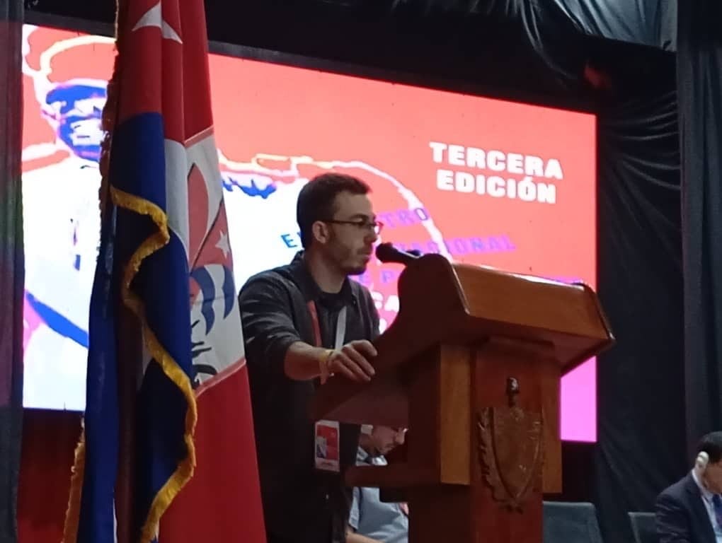 tkpninsesi's tweet photo. Küba Komünist Partisi tarafından bu yıl üçüncüsü düzenlenen Uluslararası Sol Teorik Yayınlar Toplantısı'ndaydık. Küba Devrimi’nin büyük lideri Fidel Castro’nun yüzüncü yaşına adanan toplanıya, Partimizi temsilen TKP Parti Meclisi Üyesi Anıl Çınar katıldı. 

Tüm dünyadan çok sayıda sol parti ve hareketin temsilcilerinin bulunduğu, Küba Komünist Partisi Merkez Komitesi Birinci Sekreteri ve Küba Cumhuriyeti Devlet Başkanı Díaz-Canel’in de konuşma yaptığı toplantıda, ideolojik mücadelede yayıncılık alanında ortak hareket etmenin önemi üzerinde duruldu. 

TKP adına, "Jeopolitik ve Uluslararası İlişkiler" konulu panelde yapılan konuşmada, emperyalizmle mücadelede sınıfsal pozisyonun önemine vurgu yapıldı, uluslararası koşullardan sosyalizm mücadelesi lehine yararlanmanın tek koşulunun bu olduğuna dikkat çekildi.

📌Konuşmanın tam metni:

https://t.co/Qrl9Nc3ixG