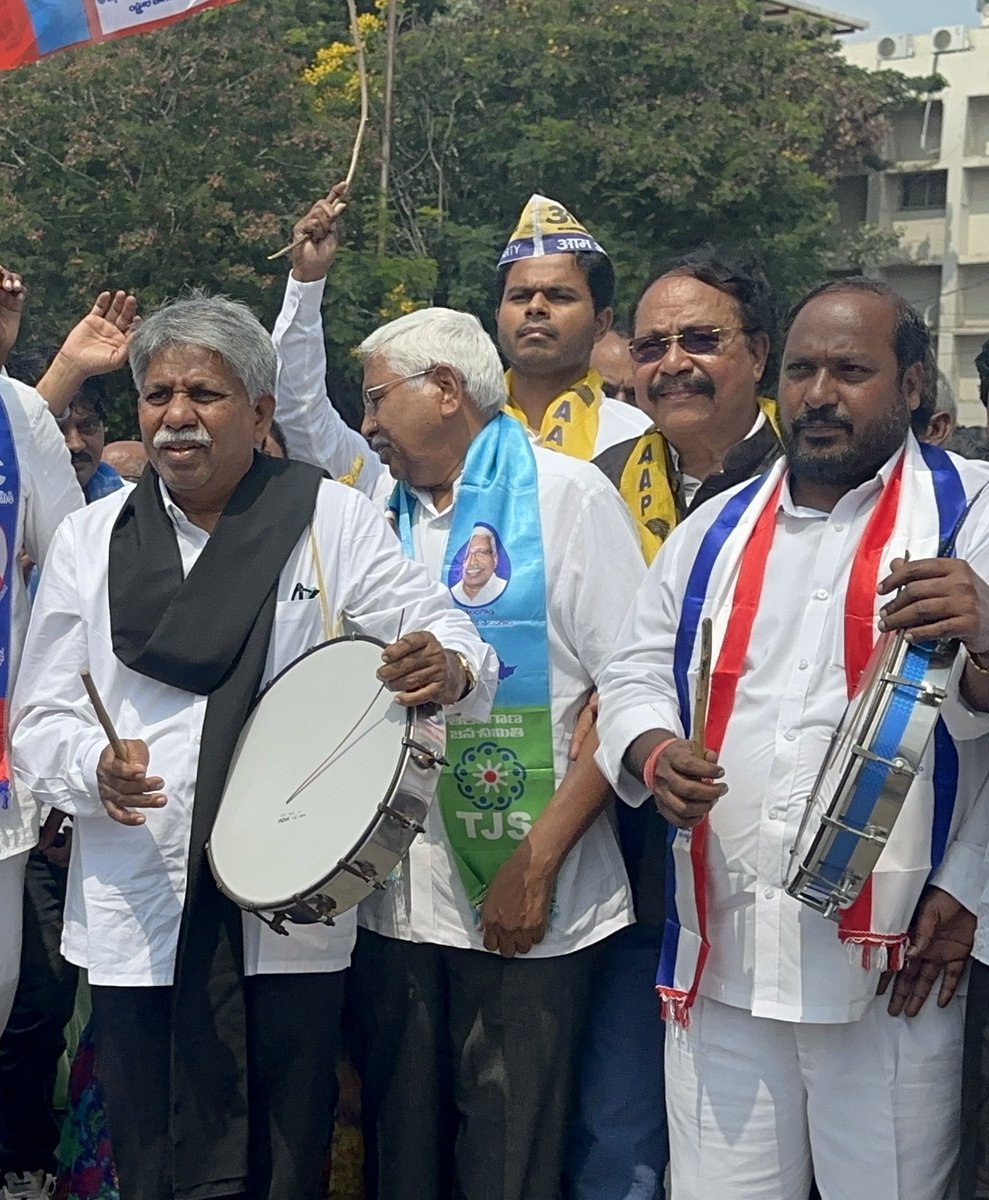 42% బీసీ రిజర్వేషన్ బిల్లును ఆమ్ ఆద్మీ పార్టీ సమర్థిస్తుంది. 

తెలంగాణ బీసీ జేఏసీ ఇచ్చిన పిలుపు మేరకు రేపు తలపెట్టనున్న రాష్ట్రవ్యాప్త “బంద్ ఫర్ జస్టిస్” కి మద్దతు తెలుపుతూ, ఈరోజు హైదరాబాద్ లిబర్టీ సర్కిల్ వద్ద వివిధ కుల సంఘాల నాయకులతో ర్యాలీలో పాల్గొనడం జరిగింది.

రేపటి బందును