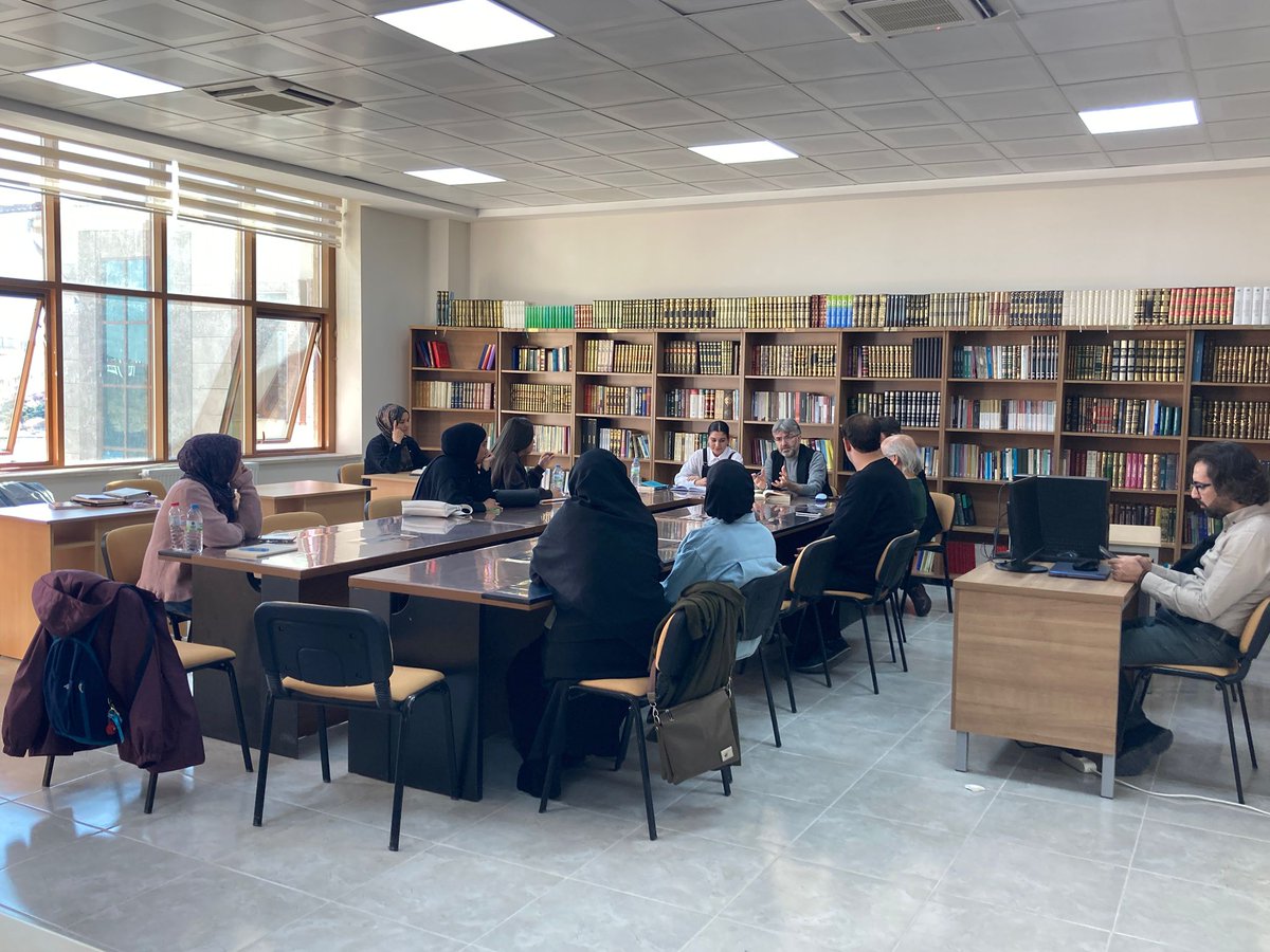 Kırşehir Ahi Evran İlahiyat (@ahi_ilahiyat) on Twitter photo 🔵Öğrenci Kitap Kritiği
Fakültemizde yürütülen 'İslam Coğrafyası Okumaları Öğrenci Sunumları'nda bu hafta  öğrencimiz Esra Nur Gül'ü dinledik. Programa fakültemiz dekanı, öğretim elemanları, araştırmacı-yazar <a href="/dursun_cicek_dc/">Dursun Çiçek</a>  ve öğrencilerimiz katıldı. 
#AkademiHayatİlahiyat 🔵Öğrenci Kitap Kritiği
Fakültemizde yürütülen 'İslam Coğrafyası Okumaları Öğrenci Sunumları'nda bu hafta  öğrencimiz Esra Nur Gül'ü dinledik. Programa fakültemiz dekanı, öğretim elemanları, araştırmacı-yazar <a href="/dursun_cicek_dc/">Dursun Çiçek</a>  ve öğrencilerimiz katıldı. 
#AkademiHayatİlahiyat