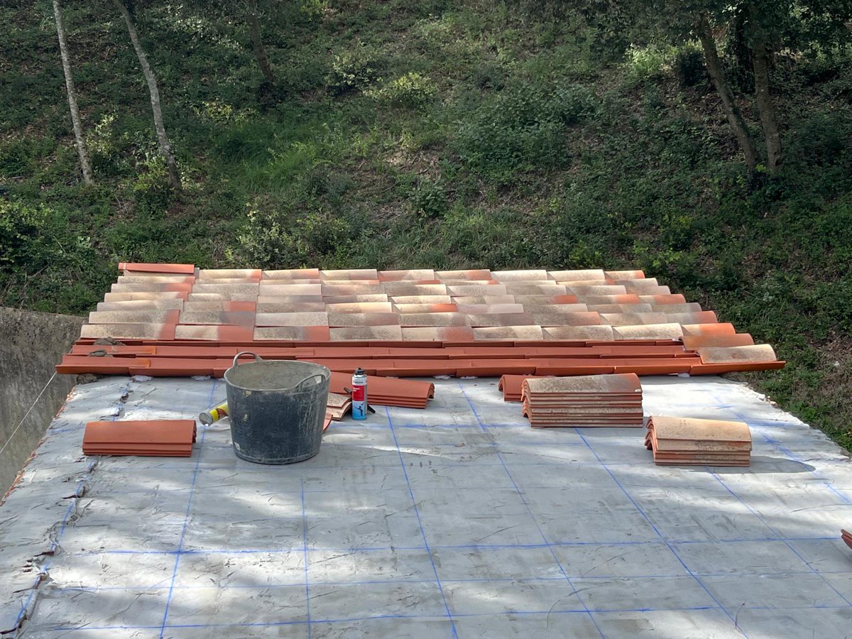 ✅ Finalitzada la tercera fase de consolidació dels teulats del cementiri!
Amb aquesta darrera actuació s’han acabat de renovar tots els teulats, millorant-ne l’estat i garantint una millor conservació per al futur.