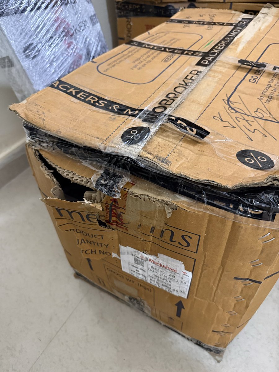 preethikdas's tweet photo. @NoBrokerCare @nobrokercom - very disappointed with your movers packers service. I am not at my new house hence I am unable to claim this within 48hrs but the entire experience with delivery team was pathetic and disappointing. Look at below pictures how it has been received. https://t.co/zkC6uckXYu