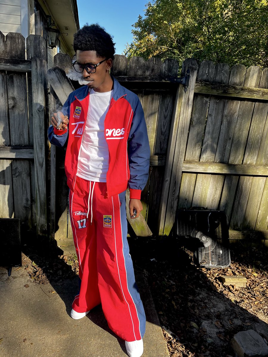 YneVedo's tweet photo. I’ll rather sell a 🎀before I lay up wit up a hoe🦅🦅
#LLChico #NLBA #SoufSide💙 https://t.co/D7Ik5INFXB