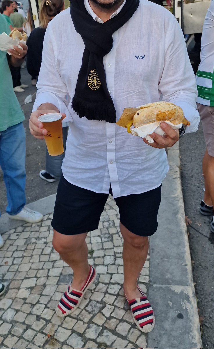 É este gajo um dos que quer decidir como as mulheres se vestem.