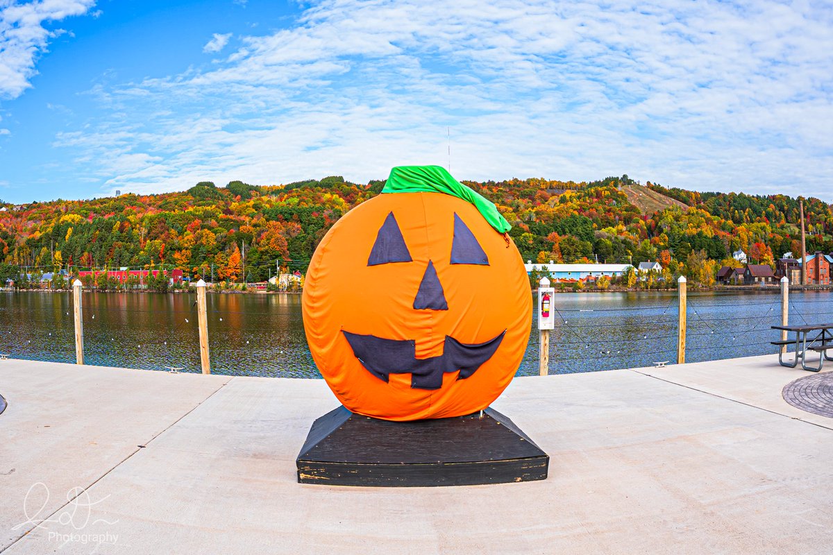 ID_photo_graphy's tweet image. The Great Pumpkin 🎃
Houghton, MI October 15, 2025. #FallFoliage #FallColors #KeweenawPeninsula #UpperMichigan #StormHour #Yooper #GreatPumpkin