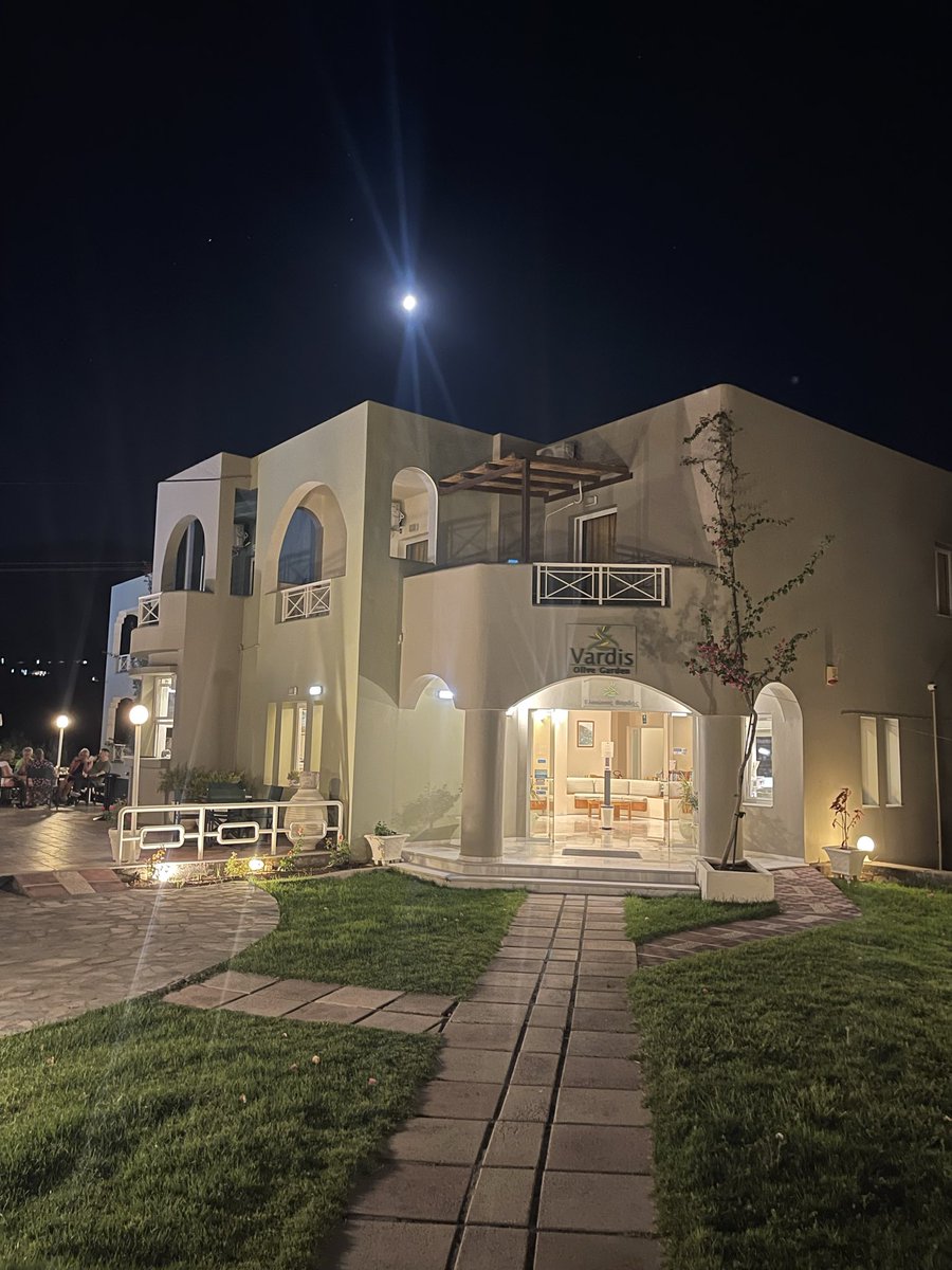 VardisHotel's tweet photo. 🌝Happy weekend from #VardisOliveGarden #georgioupolis 

#kreta #olivegarden #crete #visitcrete #moonlight https://t.co/apRRHI4g8X