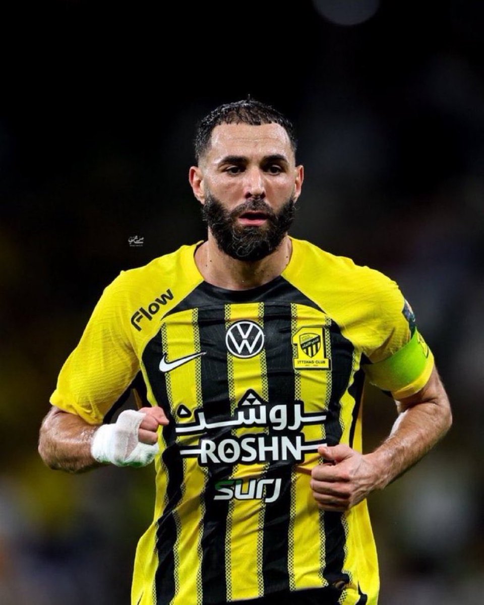 بصراحة، الكل يعرف أن بنزيما ليس الخيار الأفضل لركلات الجزاء، فما في أي مبرر يخليه يتقدم في لحظة حساسة مثل هذه! الفريق كان بحاجة للهدف بأي شكل.

ومع ذلك، الشوط الثاني كان مختلف تمامًا، شفنا اتحاد بروح أقوى وأداء منظم بعد التغييرات اللي صارت.

خسارة مؤلمة، لكن فيها دروس كثيرة،