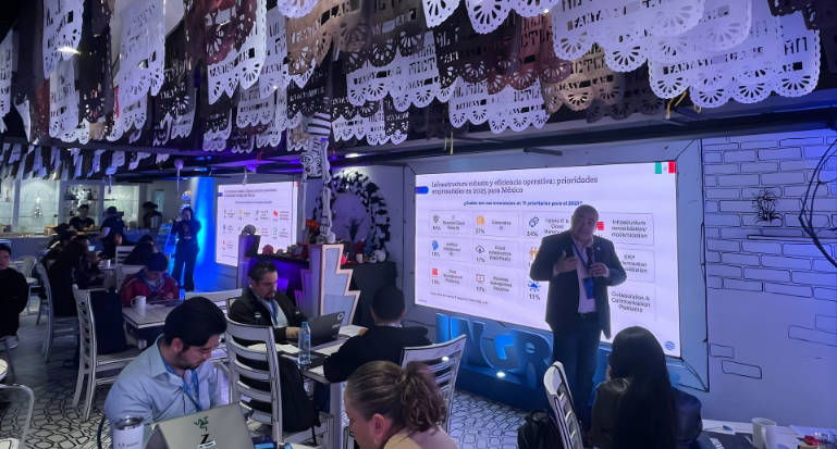 InfochannelMX's tweet image. #MayoristasTI I @IngramMicroMX avanza al cierre de 2025 con una estrategia de fortalecer el ecosistema de canales en torno al negocio cloud y la #InteligenciaArtificial: 

Hoy en términos de negocio, la tecnología cloud supera el 25% de la operación de #IngramMicro. Por tal