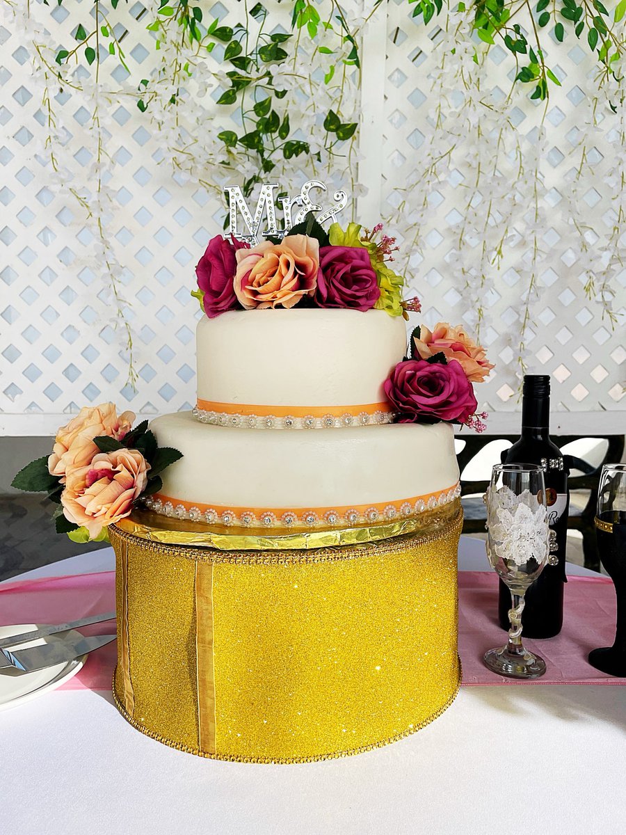Beautifulbja's tweet photo. ✨Sweet elegance in every tier!
This 2-tier white &amp; gold cake with blush blooms is the perfect centerpiece for a love-filled celebration. 💍🍰🌹

#BeautifulBeaEventPlanners #WeddingCake #JamaicaWeddings #WeddingInspo https://t.co/g2FtQtULjq