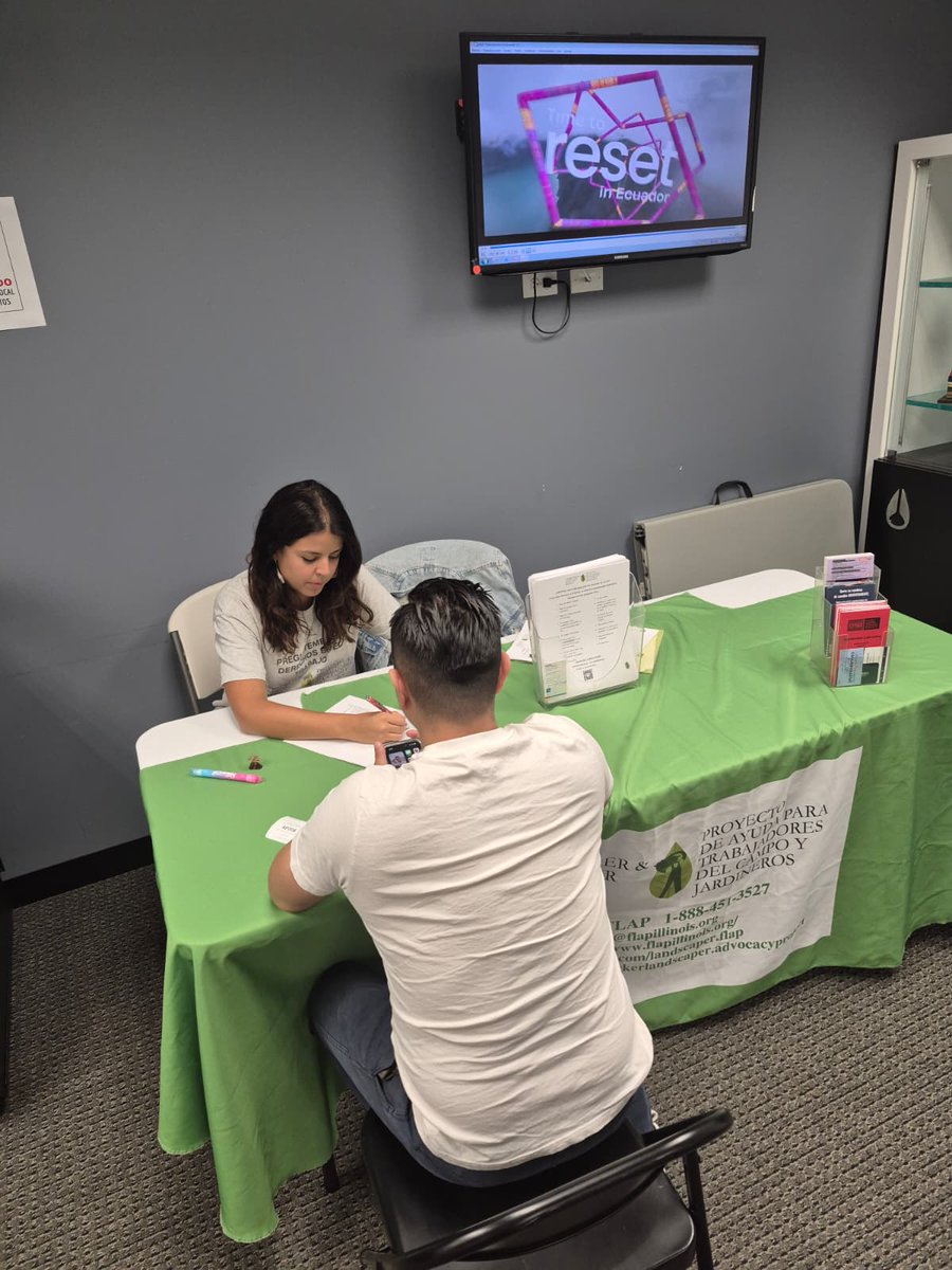 FLAPIllinois's tweet image. This week, @FLAPIllinois was present at @ConsulMexCho, @CecuChicago, and @ConsGTChicago conducting community outreach &amp;amp; education.

Through KYR presentations, they are sharing legal rights information with low-wage workers, offering support to communities during uncertain times.