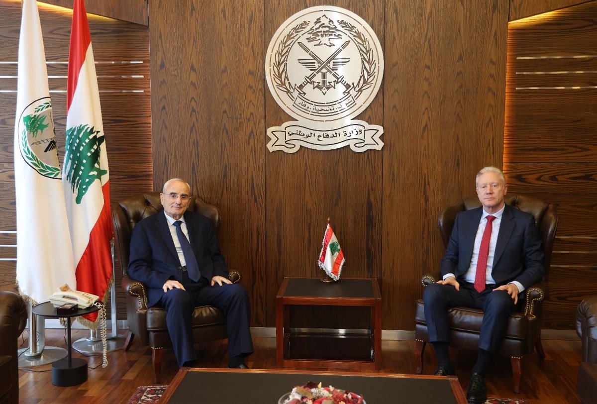 استقبل وزير الدفاع الوطني اللواء ميشال منسى في مكتبه في اليرزة اليوم وزير الخارجية والمغتربين يوسف رجّي. وتم خلال اللقاء البحث في الأوضاع العامة والعلاقات بين الوزارتين وسبل تعزيز التعاون بما يخدم المصلحة الوطنية.
كما تسلّم اللواء منسى من الوزير رجّي وثائق كان الأخير قد تسلّمها