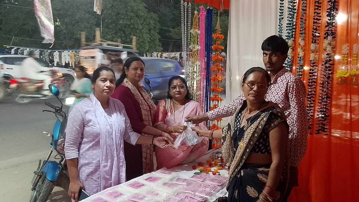 prtyashi's tweet photo. इस दीपावली स्वदेशी अपनाओ — देश को आत्मनिर्भर बनाओ!

हर बार जब हम स्वदेशी उत्पाद चुनते हैं, हम केवल एक वस्तु नहीं खरीदते—हम किसी भारतीय का सपना, उसकी मेहनत और देश की अर्थव्यवस्था को मजबूती देते हैं।
#हर_घर_स्वदेशी 👌,🌷
#localforvocal
@BJP4UP @myogiadityanath @sunilbansalbjp https://t.co/FqSTHC0G2z
