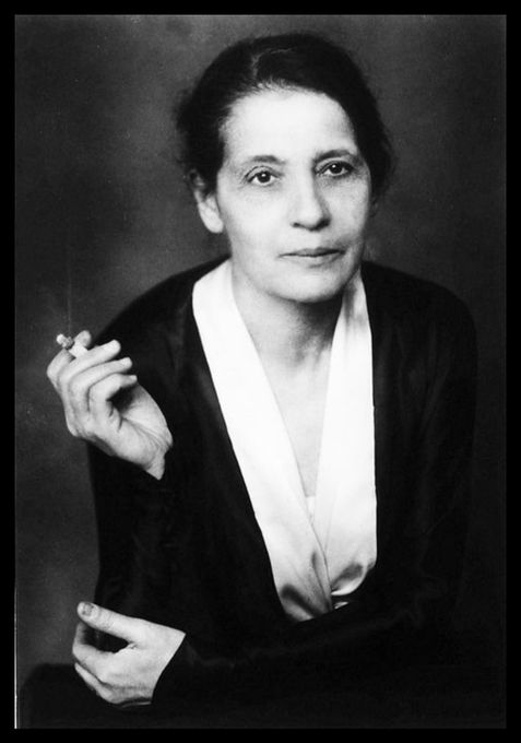 DiegoSanchexX's tweet image. Hace 70 años, una mujer DESCUBRIÓ la fisión nuclear.
Pero su colega masculino le ROBÓ su trabajo y ganó el Premio Nobel.
Huyó de la Alemania nazi con las manos vacías y murió sin decir palabra.
Así es como el mayor robo de la ciencia ENTERRÓ el nombre de Lise Meitner en la…