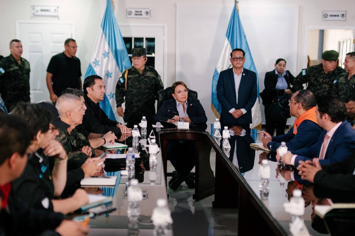 PPoderPopularHN's tweet photo. 🇭🇳 La Presidenta @XiomaraCastroZ lidera reunión de emergencia con las Fuerzas Armadas y #SINAGER para ejecutar acciones inmediatas ante las afectaciones por las lluvias.
Bajo su dirección, se activan equipos en todo el país para proteger la vida y seguridad de los hondureños. 🌧️💪