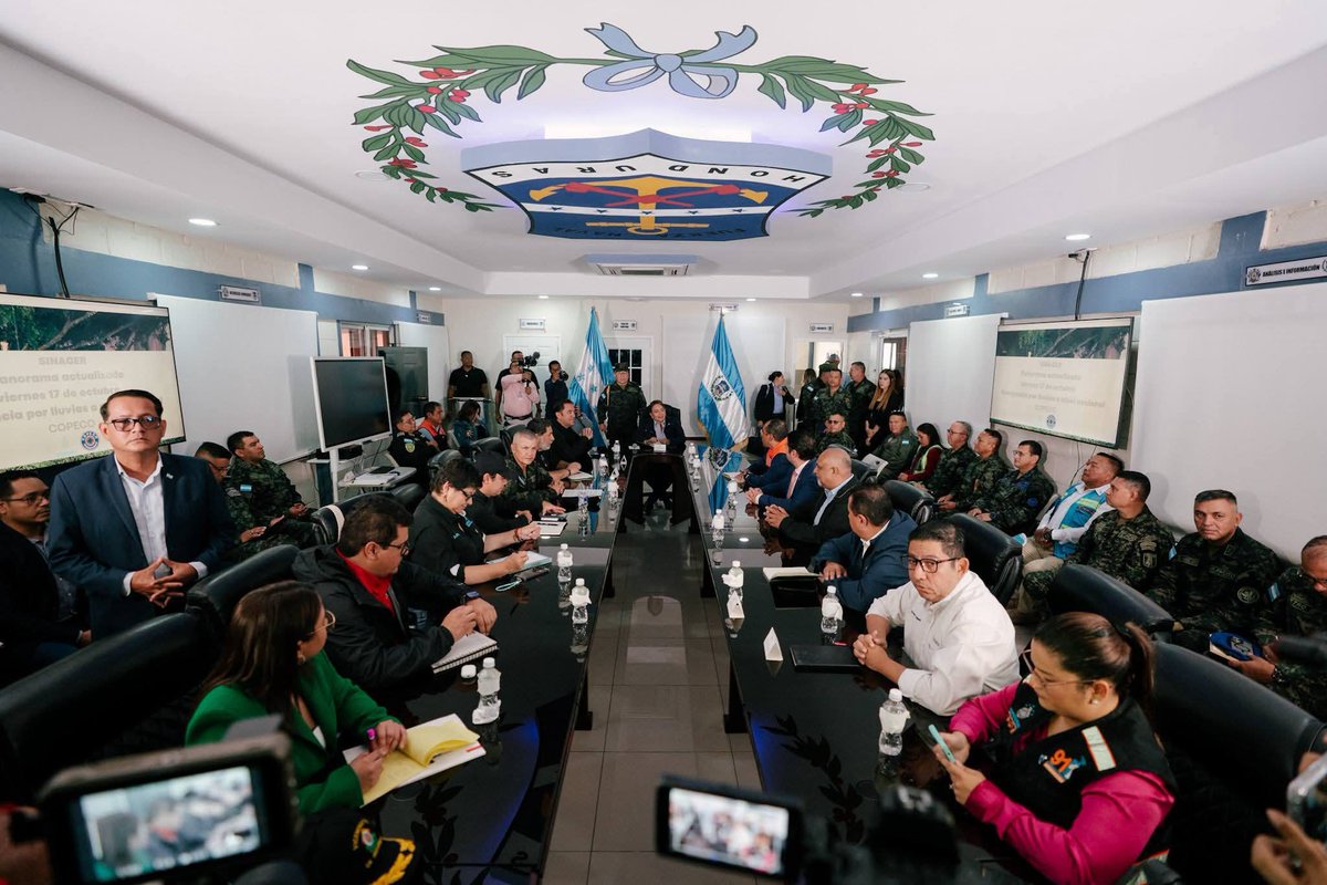 PPoderPopularHN's tweet photo. 🇭🇳 La Presidenta @XiomaraCastroZ lidera reunión de emergencia con las Fuerzas Armadas y #SINAGER para ejecutar acciones inmediatas ante las afectaciones por las lluvias.
Bajo su dirección, se activan equipos en todo el país para proteger la vida y seguridad de los hondureños. 🌧️💪