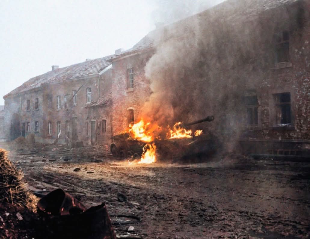 TRUFAULT's tweet photo. Un #StugIII arde en un pueblo alemán en diciembre de 1944.
🇩🇪🔥🔥🔥
#German #Wehrmacht #sugirieron #armor #War #armored #Steel #Warzone https://t.co/HFEgwRTvvj