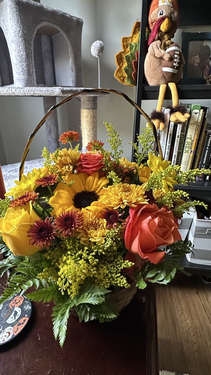 Sinaxis's tweet photo. My fiancé surprised me with flowers 🥹♥️
I have been working my tail off and taking on overtime to save and plan our future! He’s so supportive 😭

I’m genuinely so lucky to have an amazing partner ♥️ https://t.co/yGc34027zS