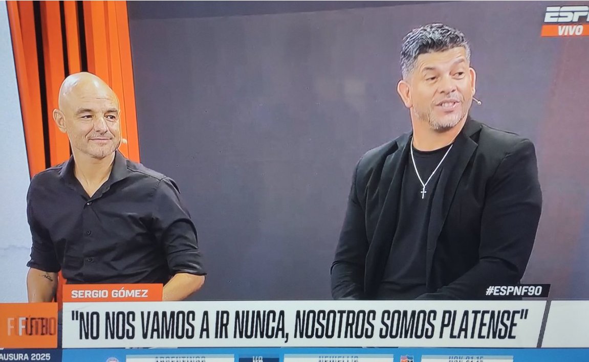 "Y esos putos que nos dicen tirapiedras, que nos chupen bien la pija y que vengan a Saavedra", agregaron.