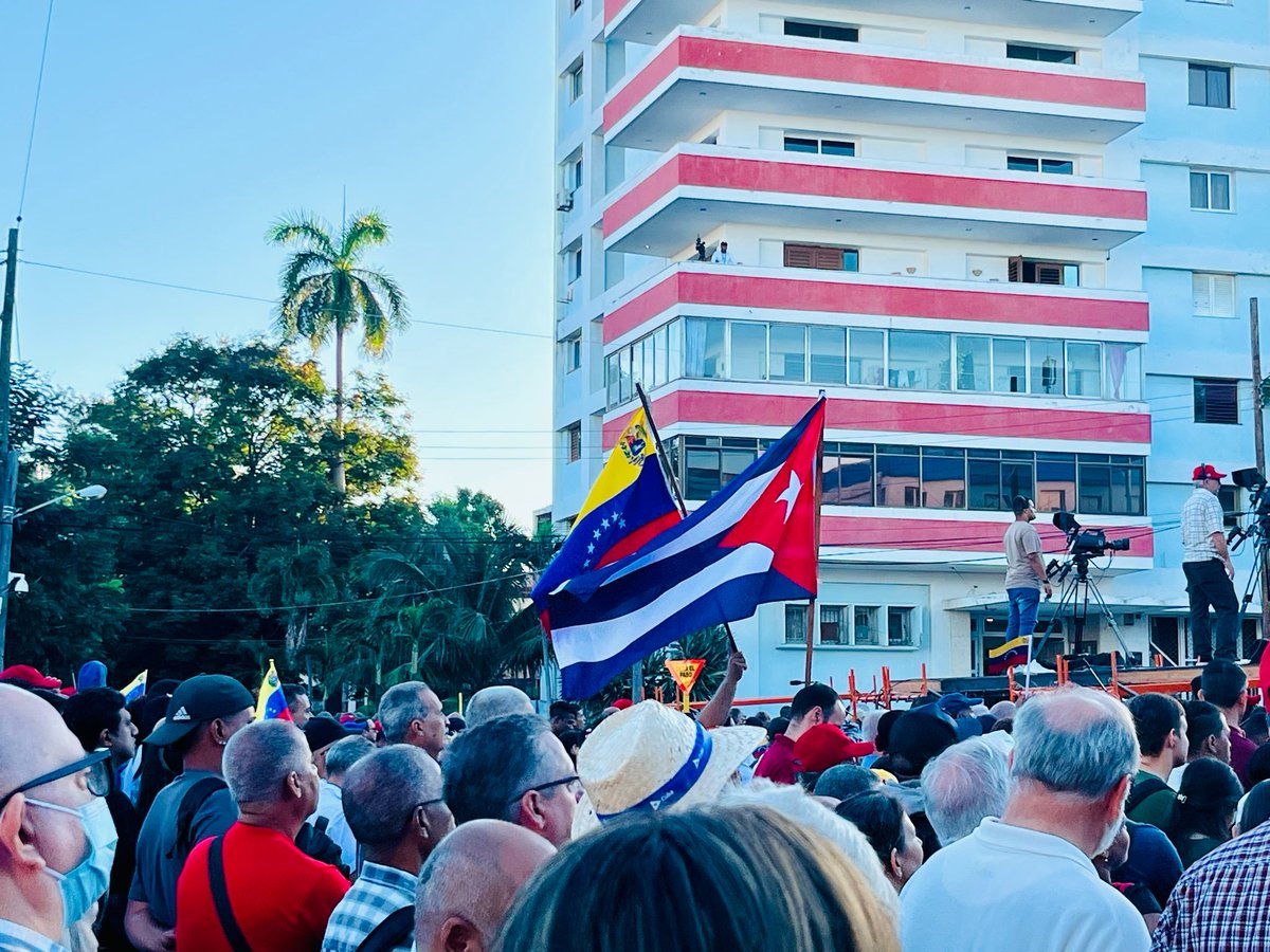 Venezuela, la Patria de Bolivar y de Chávez, la nación hermana a la que hoy apunta el poderío militar estadounidense, acompañado de un extraordinario despliegue militar, no puede ni podrá sentirse sola. 

"Por Venezuela habrá que darlo todo"

100AñosConFidel

#CubaConVenezuela