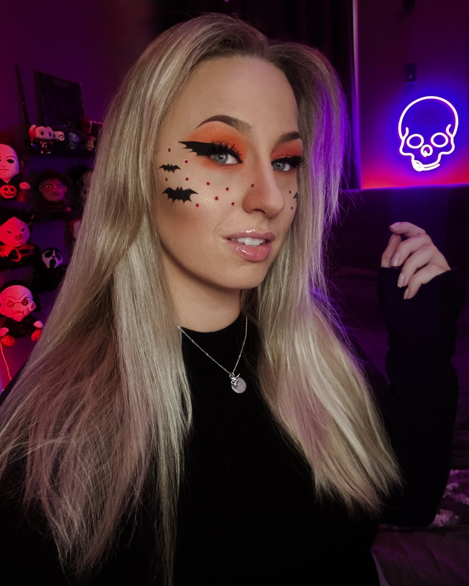 You know that feeling of butterflies in your stomach? Yeah… mine turns into bats when Halloween is creeping in 🦇🎃🍂 Happy freaky Friday everyone ✨