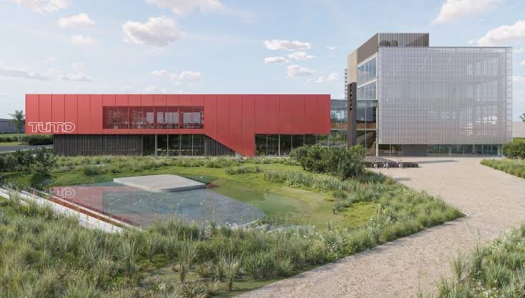 Hoy la noticia es que en 2026 abrirá sus puertas en Uruguay el centro Tumo, un programa global de aprendizaje en tecnologías creativas, totalmente gratuito para adolescentes de entre 12 y 18 años, provenientes de diversos contextos.