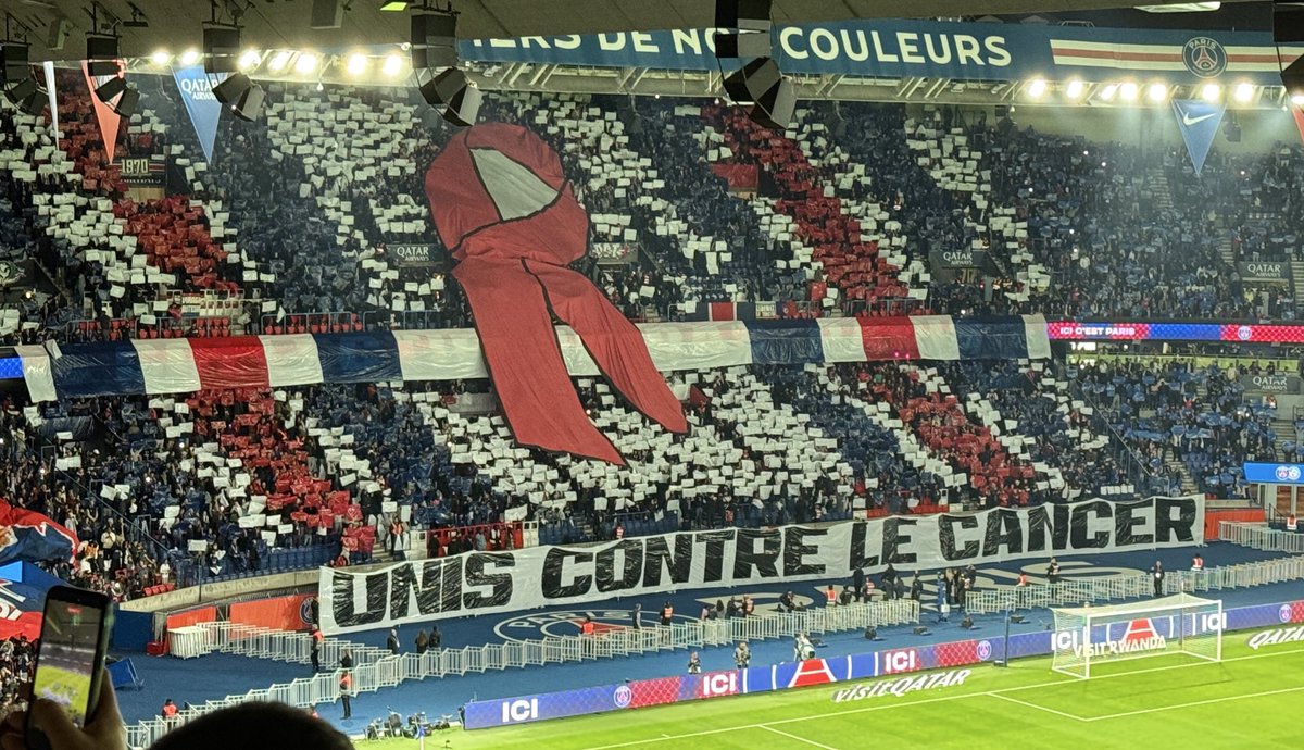_BeFootball's tweet image. &quot;𝗨𝗡𝗜𝗦 𝗖𝗢𝗡𝗧𝗥𝗘 𝗟𝗘 𝗖𝗔𝗡𝗖𝗘𝗥&quot; 🩷

Le très beau tifo déployé au Parc des Princes pour Octobre Rose. ❤️💙

📸 @lasource75006