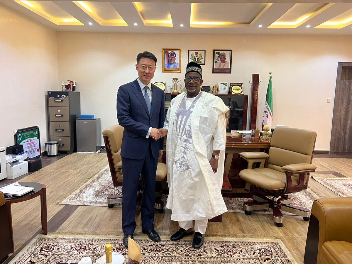 Chinese Ambassador Yu Dunhai Meets with Governor of Bauchi State

On October 17, 2025, Chinese Ambassador to Nigeria Yu Dunhai met with Governor Bala Mohammed of Bauchi State.

Ambassador Yu stated that President Tinubu’s successful state visit to China last year injected strong