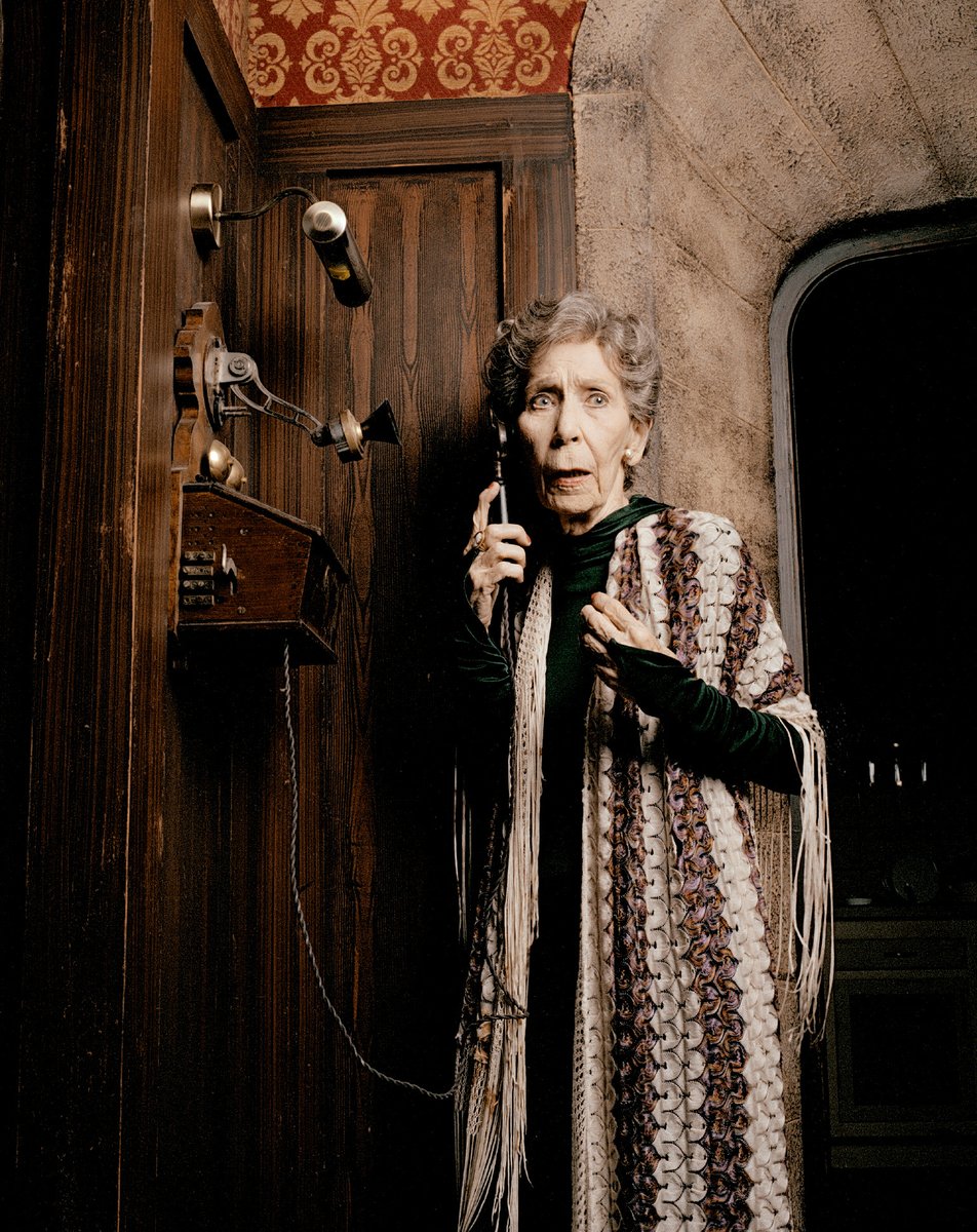 DerMohme's tweet photo. #DerWiXXer #SchleFaZ #DSSP #SchleFaZbeiNITRO
"Wer ist die alte Schabracke?" – "Das ist Mrs. Drycunt. Sie ist unsere rätselhafte Haushälterin." https://t.co/gePpZjI779