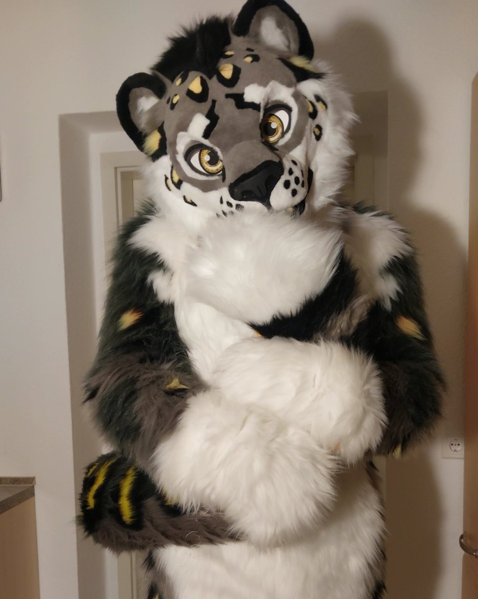 Someone gifted me 2 backstage tickets for a concert of my fav band ❤️❤️❤️ 
But i'm introvert and suffer from sociophobia, i can't go to big cons or concerts.
Do not invite me to stuff like that and pay it in advance its a waste of money.
The concert is today *already started* and