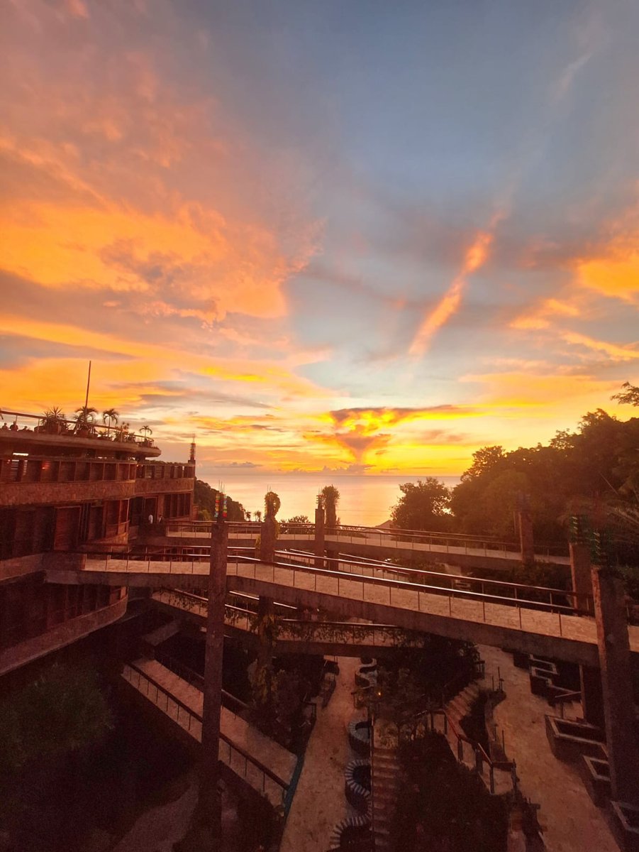 Experience Saint Lucia’s breathtaking sunsets from incredible heights at <a href="/JADEMOUNTAIN/">JADE MOUNTAIN</a>. With sweeping views of the the Caribbean Sea, every evening becomes a moment of pure beauty.
#TravelSaintLucia