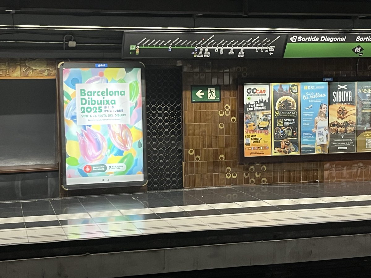 Estació Diagonal. Han tapat la rajola original amb pintura blanca. Lamentable el desarrelament estètic arreu. L'airbnbització de tota la ciutat.  <a href="/bcn_ajuntament/">Ajuntament de Barcelona</a> <a href="/TMBinfo/">TMBinfo</a>