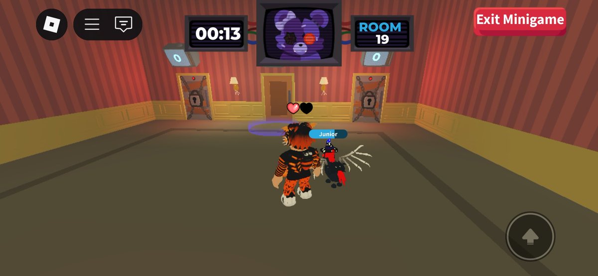 RobloxAmPlayer's tweet image. Yeah I'm one heart left and the only free door is the middle one which obviously has a ghost