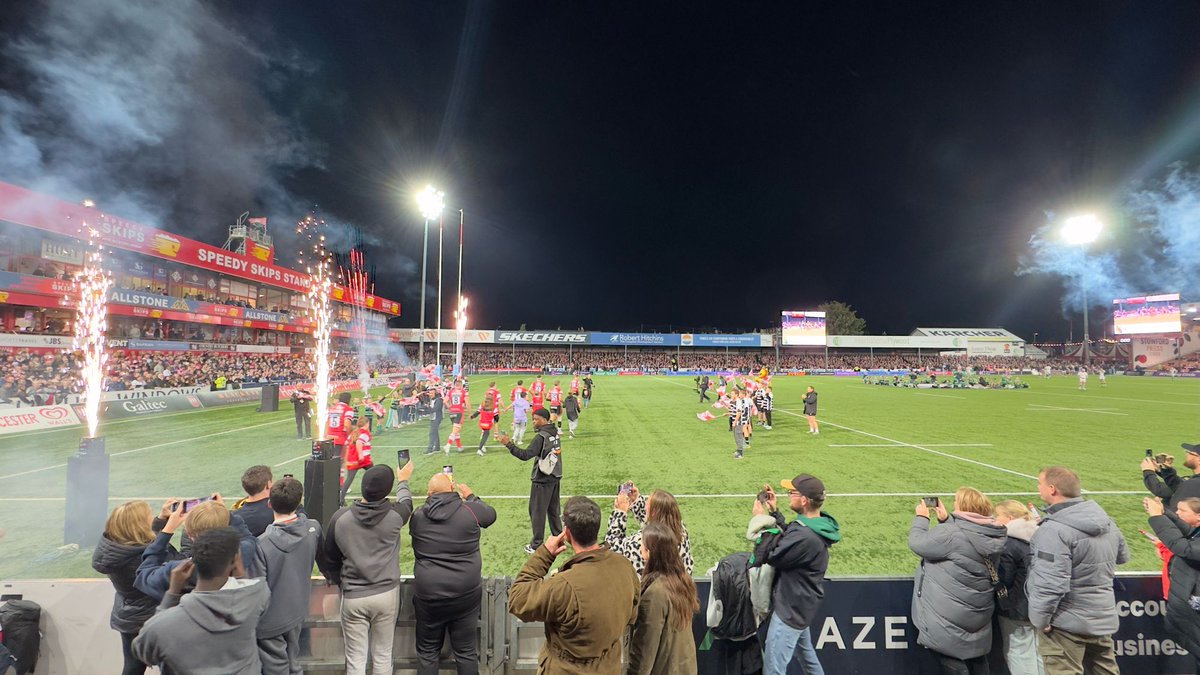 SteveH_Media's tweet photo. Friday night lights at Kingsholm! Gloucester v Bristol Bears — West Country clash incoming! #GloucesterRugby #BristolBears #CherryAndWhites #PremiershipRugby #GLOvBRI https://t.co/zrMlSJc9gq