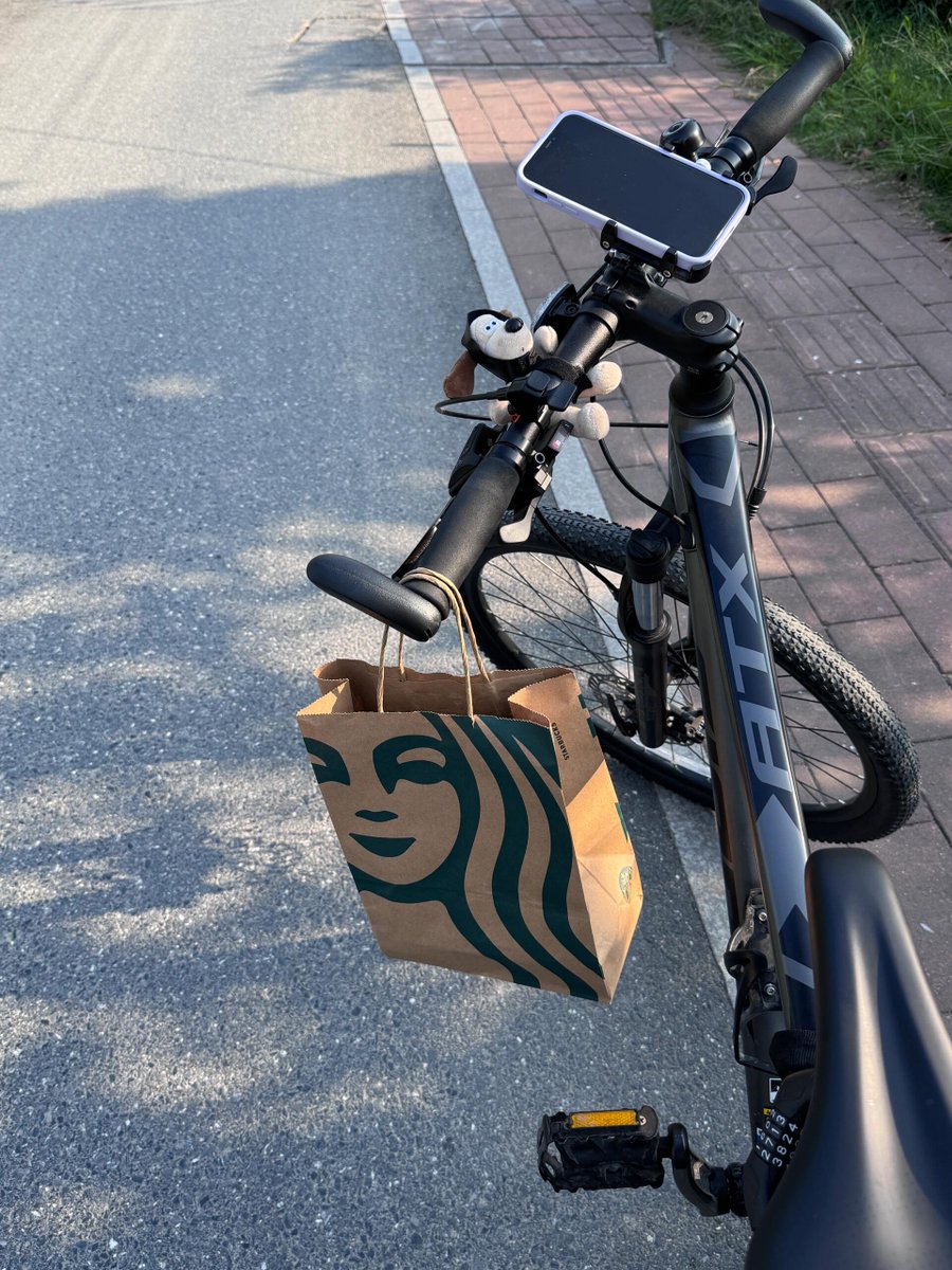 srfxlsusu's tweet image. These photos showcase a relaxed biking moment, with a Starbucks bag and a cute dog keychain adding a touch of charm. 🚴‍♀️☕ #BikingTime #Starbucks #StreetStyle