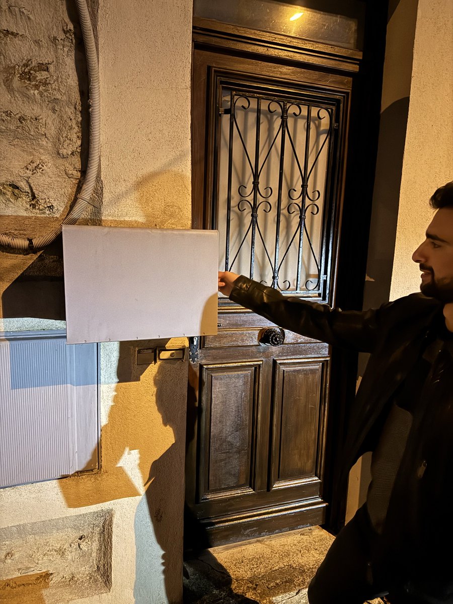 Boitage nocturne à Beauvoir avec <a href="/Enzo_RN93/">Enzo Marano 🇫🇷</a> et <a href="/Samsco93/">Samuel Richard</a> sur la 3ème circonscription de Seine-et-Marne pour alerter les habitants du refus de <a href="/JL_Thieriot/">Jean-Louis Thiériot</a> de voter la motion de censure contre le gouvernement. Seul le <a href="/RNational_off/">Rassemblement National</a> défend les Français !