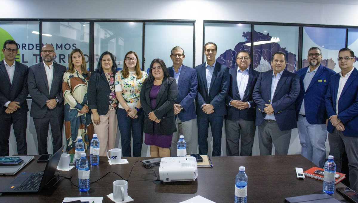 Nos reunimos con la Junta Directiva de ABANSA, para seguir fortaleciendo la colaboración entre el sector financiero y la construcción 🤝

Queremos que cada proyecto tenga el respaldo y las condiciones necesarias para avanzar. 🏗️ 

Este diálogo nos acerca a procesos más ágiles y