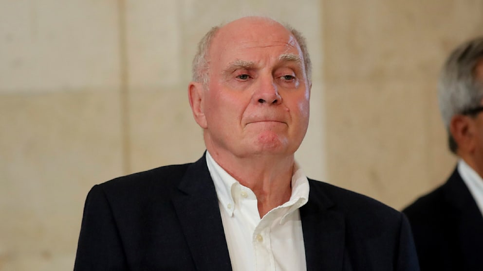 iMiaSanMia's tweet photo. Uli Hoeneß on potentially stepping down from his role at Bayern: "It's always said that Rummenigge and Hoeneß are always interfering. That's not true at all. The moment we feel like FC Bayern is running the way we imagine it… maybe that's also wrong, I don't know. But I can't help it. I recently said: If you don't like what I'm doing anymore, you have to tell me. Then I'll quietly go to my mountain at Tegernsee." [via @dpa]