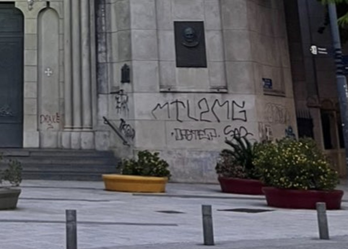 TuckerGringo's tweet photo. Cuando las iglesias católicas✝️ son vandalizadas con grafitis, no se considera anticatólico...

... Pero cuando una escuela judía✡️ es vandalizada con grafitis, se considera antisemitismo. https://t.co/ZFQrARAMDU