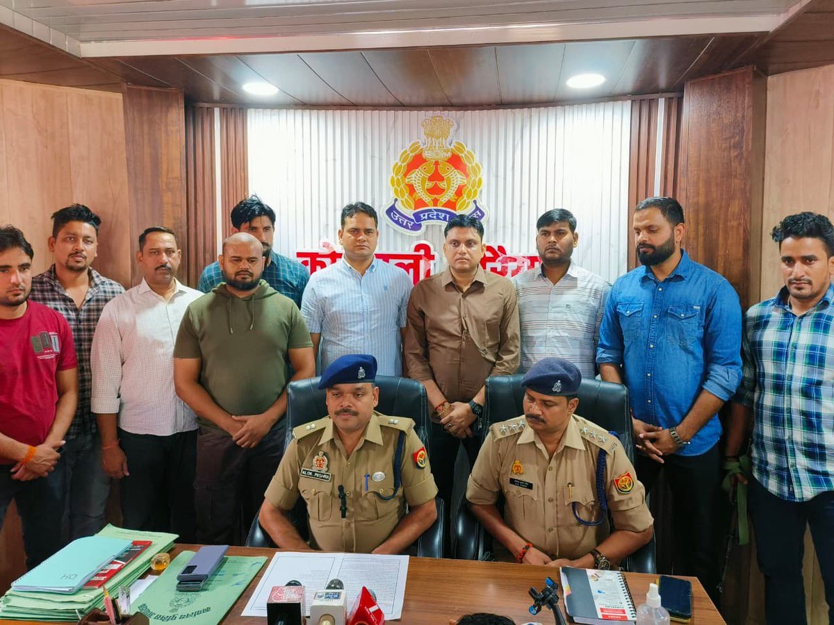 News1IndiaTweet's tweet image. औरैया ब्रेकिंग 🚨

बिधूना पुलिस और सर्विलांस टीम की बड़ी सफलता!

दो टप्पेबाज सादिक और मुस्ताक गिरफ्तार

आरोपियों के कब्जे से कान की बाला, नकदी और तमंचा बरामद

बिधूना बाजार में महिला से झांसे में लेकर की थी टप्पेबाजी

“मंत्र पढ़ने” का झांसा देकर बाला जमीन में रखवाई, फिर फरार हुए…