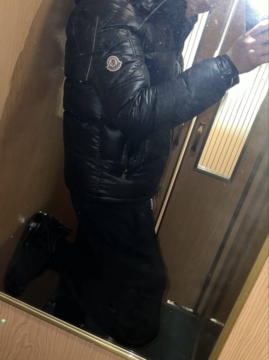 dioedo05's tweet photo. Coglioni i vostri "master" mi scrivono in dm per farsi sottomettere, state dietro a "master" stempiati o che hanno solo scarpe da meno di 200��... svegliatevi

#nikeboy #cashmaster #cashslave #malefeet #masterfeet #findom #footworship #moneyslave #RT #masterita #schiavo #padrone https://t.co/N9KEzHQLYi