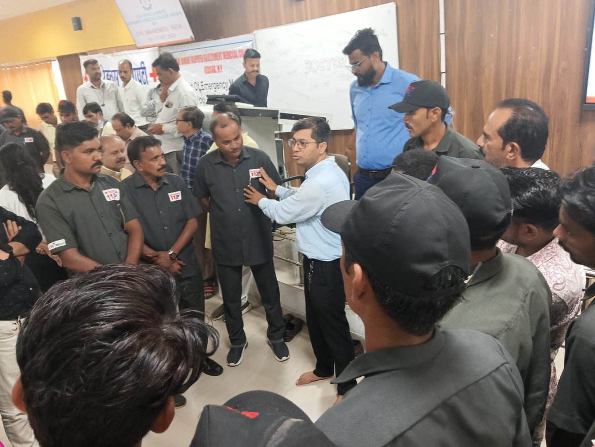 sp_vidisha's tweet image. एसपी श्री रोहित काशवानी के निर्देशन में #CPR प्रशिक्षण कार्यशाला आयोजित की गई। इस कार्यशाला में 30 FRV पायलट, जिला सुपरवाइजर एवं 25 पुलिस अधिकारी-कर्मचारियों ने भाग लेकर जीवन रक्षक तकनीक सीखी।
#VidishaPolice #CPRTraining #LifeSavingSkills #IndianRedCross #JanJagrukta