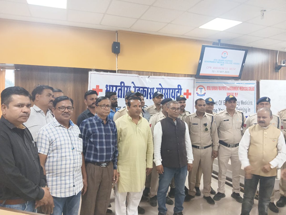 sp_vidisha's tweet image. एसपी श्री रोहित काशवानी के निर्देशन में #CPR प्रशिक्षण कार्यशाला आयोजित की गई। इस कार्यशाला में 30 FRV पायलट, जिला सुपरवाइजर एवं 25 पुलिस अधिकारी-कर्मचारियों ने भाग लेकर जीवन रक्षक तकनीक सीखी।
#VidishaPolice #CPRTraining #LifeSavingSkills #IndianRedCross #JanJagrukta