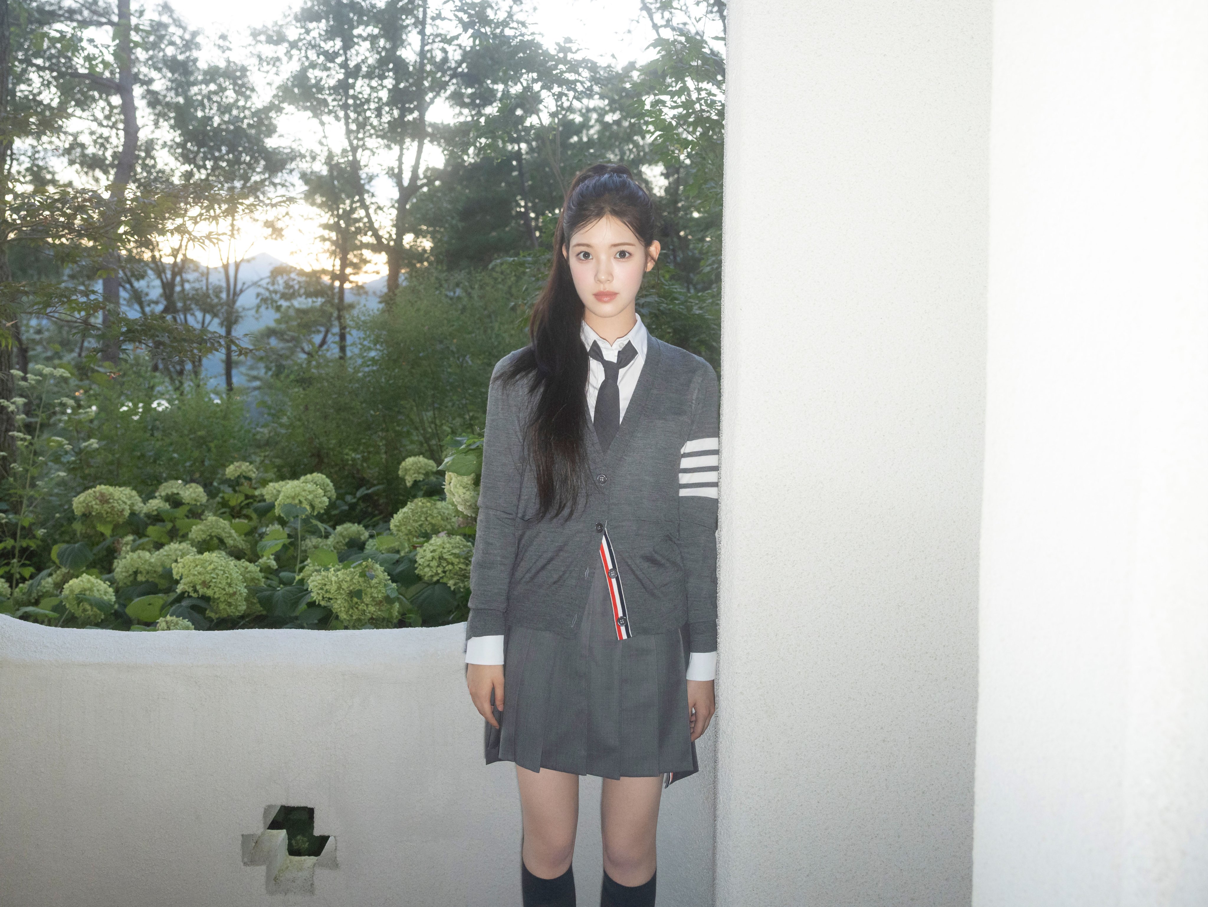 톰브라운으로 교복 스타일링한 하츠투하츠 뮤비 스케치 | 인스티즈