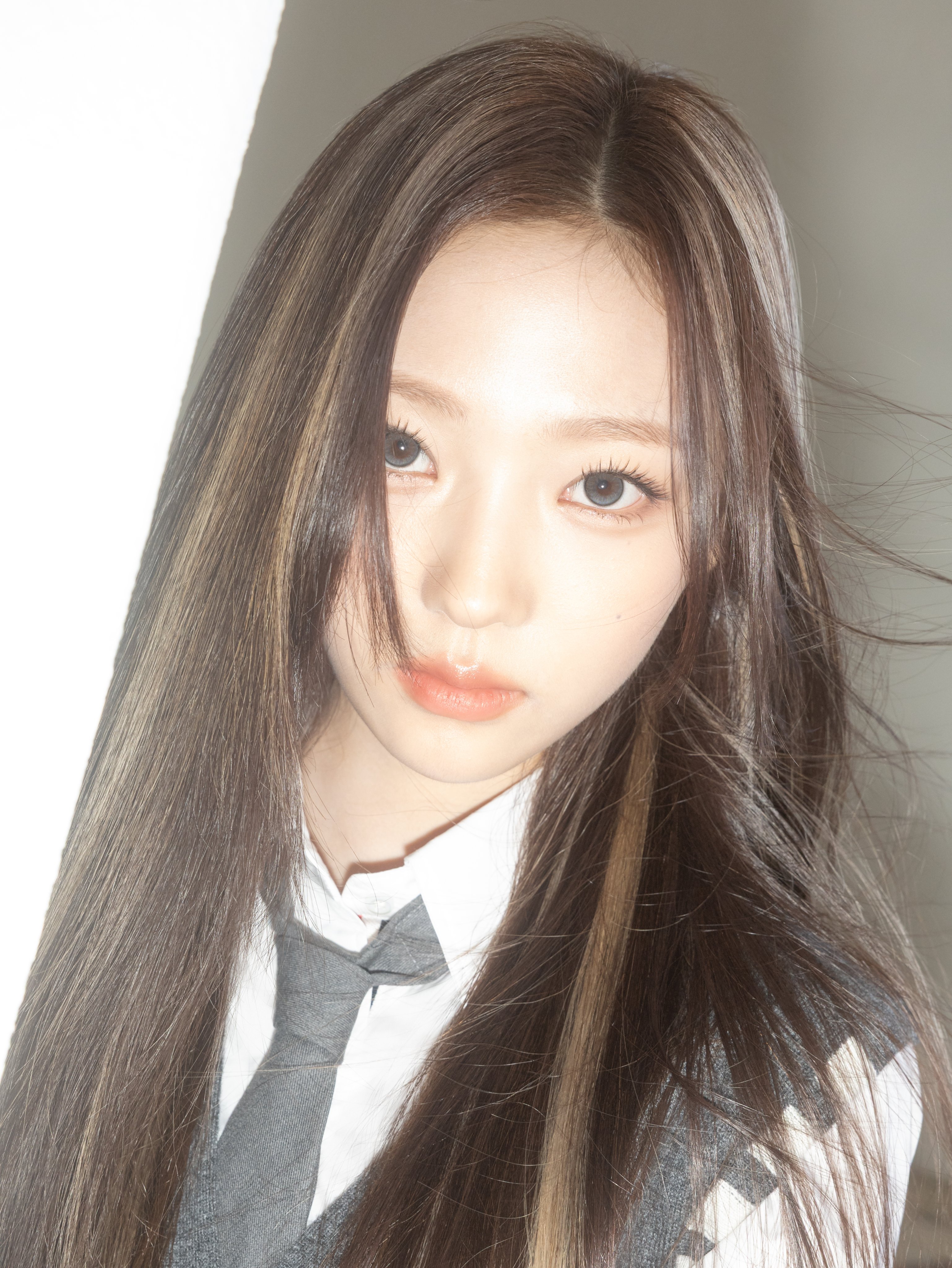 톰브라운으로 교복 스타일링한 하츠투하츠 뮤비 스케치 | 인스티즈