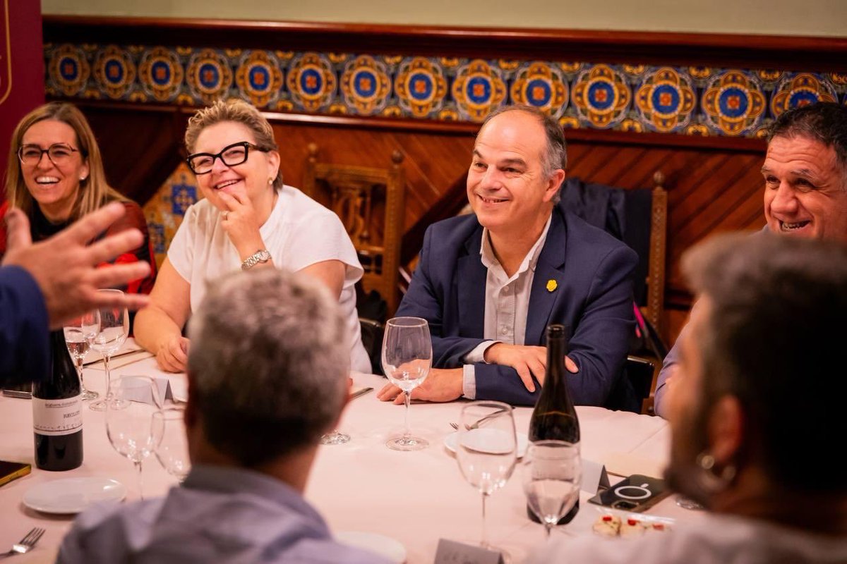 📸 El secretari general <a href="/jorditurull/">Jordi Turull i Negre</a> i el responsable de política municipal <a href="/jrcasals/">Joan Ramon Casals</a> han mantingut un dinar de treball amb els responsables territorials de la vegueria de Tarragona a Reus. 

👥 Hi han assistit el president de la vegueria, Quim Calatayud, la senadora i portaveu
